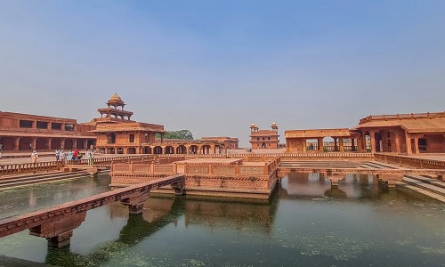Day 3: Agra – Fatehpur Sikri – Jaipur (Approx. 250 km / 5 Hours)